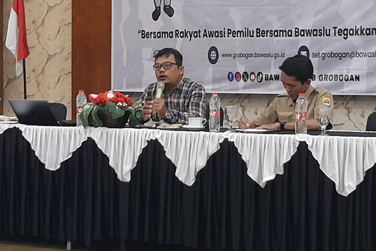 Nur Soli, Anggota IJTI Muria Raya Grobogan saat menyampaikan materi dalam Sosialisai pengawasan partisipatif masyarakat di Pilkada 2024 yang digelar Bawaslu Grobogan. (Masrikin/kabarterdepan.com)