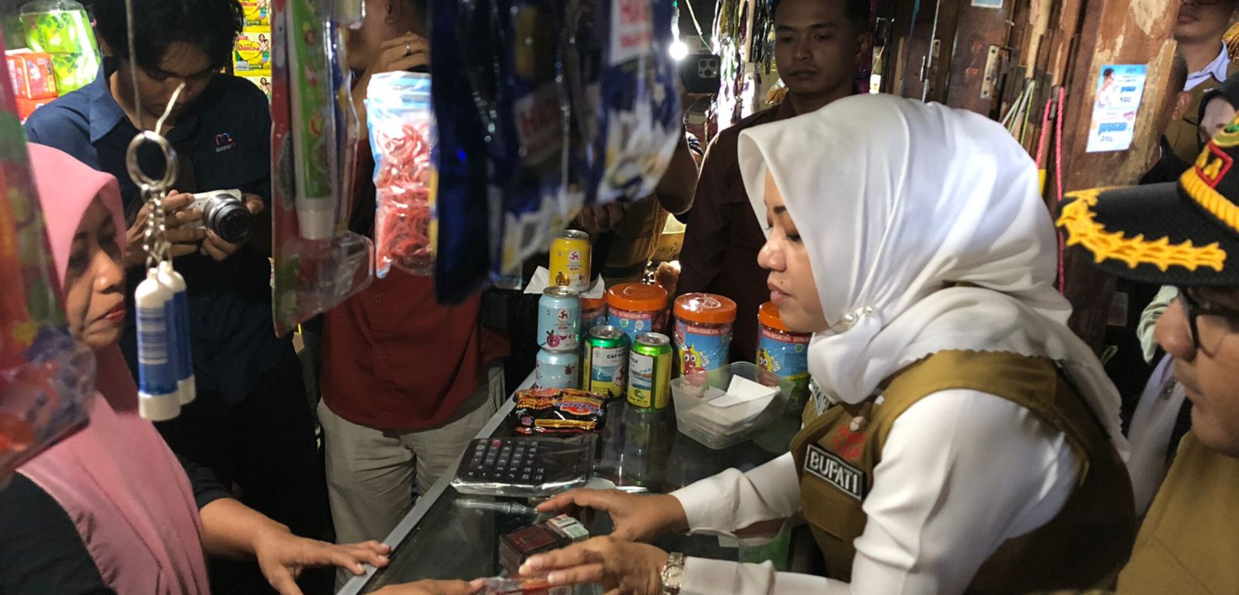 Bupati Mojokerto Ikfina Fahmawati saat mendatangi penjual rokok didalam pasar Dlanggu. (Andy/kabarterdepan.com) 