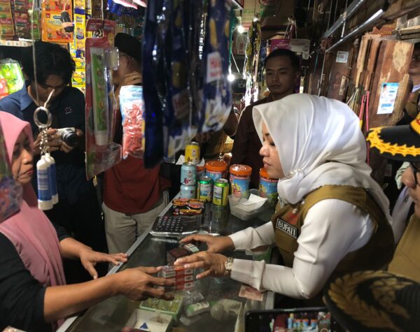 Bupati Ikfina Sosialisasikan Peredaran Rokok Ilegal Menyasar Pasar di Mojokerto