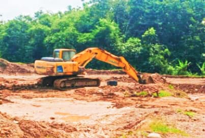 Alat berat jenis eksavator yang digunakan pemerataan salah satu lahan pertanian di Sragen. (Masrikin/kabarterdepan.com)