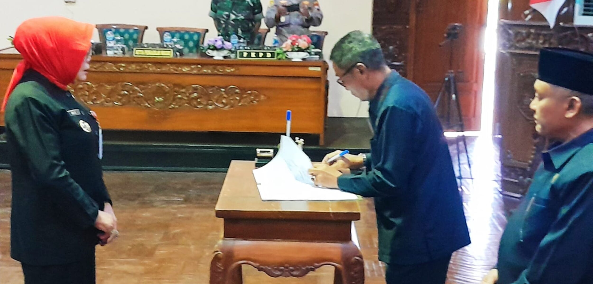 Penandatanganan persetujuan Raperda RPJPD Tahun 2025 - 2045 oleh DPRD Grobogan. (Masrikin/kabarterdepan.com)