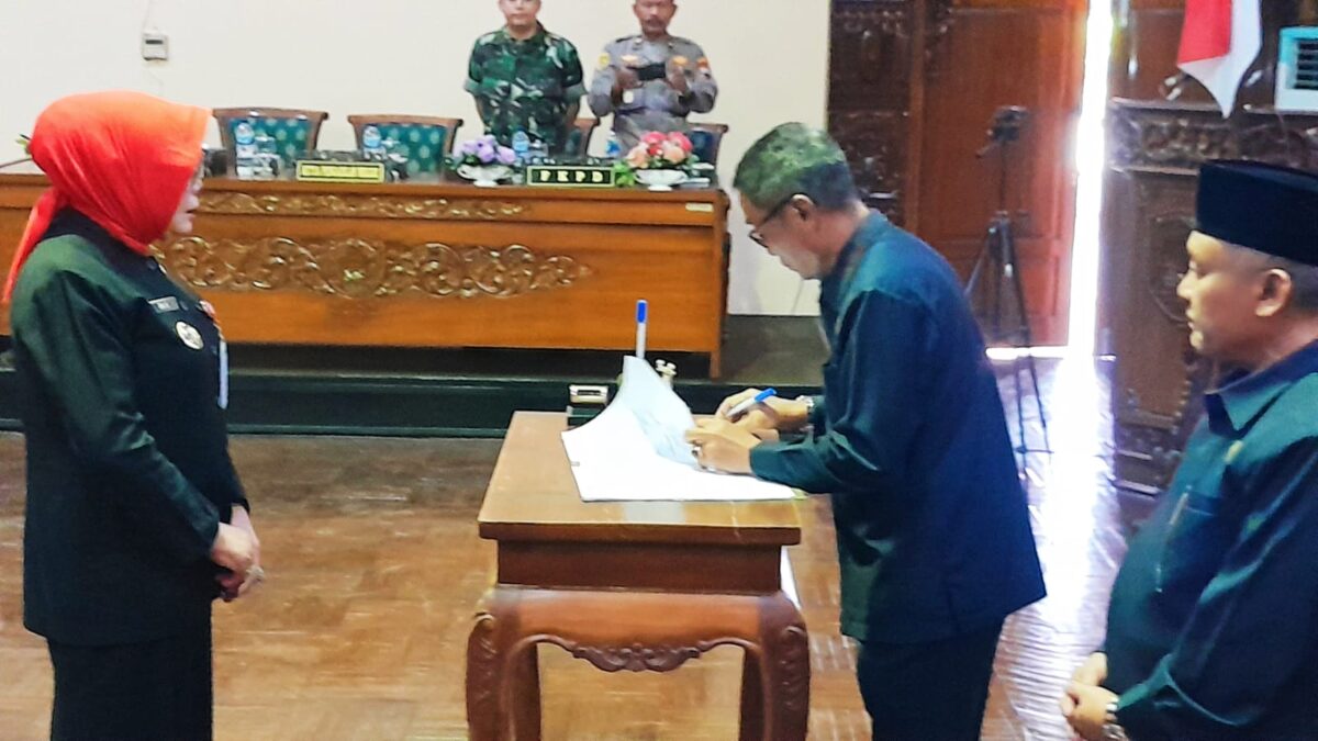 Penandatanganan persetujuan Raperda RPJPD Tahun 2025 - 2045 oleh DPRD Grobogan. (Masrikin/kabarterdepan.com)