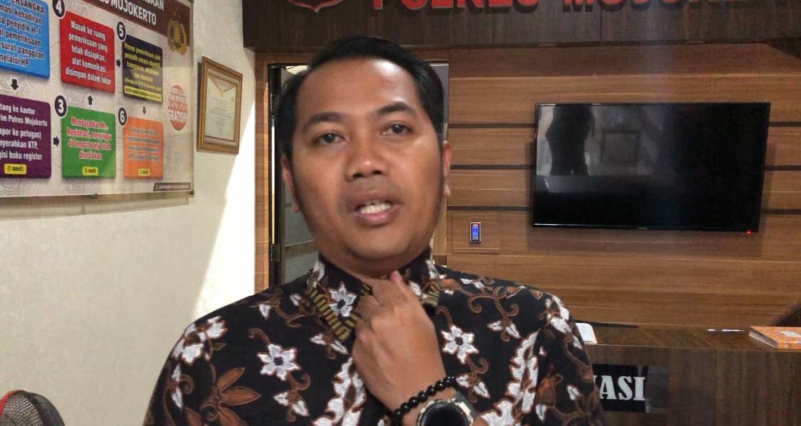 Kanit Tipikor Ipda Herwanto saat menyampaikan keterangan kepada awak media (Andy / Kabarterdepan.com)
