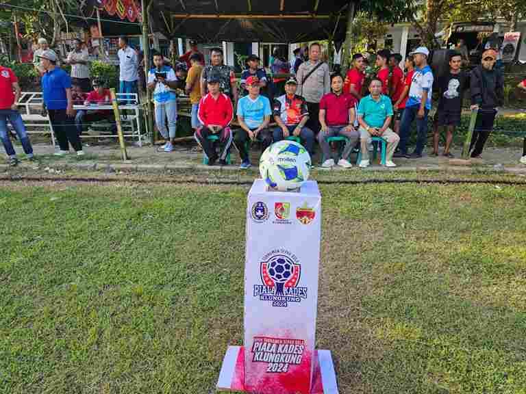 Pembukaan turnamen sepak bola Kades Klungkung Cup Jember, Jumat (12/7/2024). (Lana/kabarterdepan.com) 