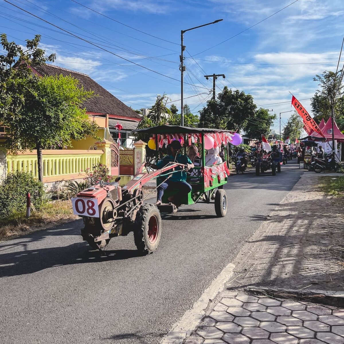 Parade traktor di Kencong Jember, Minggu (14/7/2024). (Lana/kabarterdepan.com) 