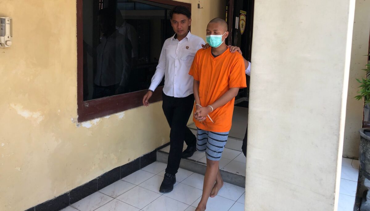 Pelaku saat digelandang ke Mapolres Mojokerto Kota. (Andy/kabarterdepan.com) 