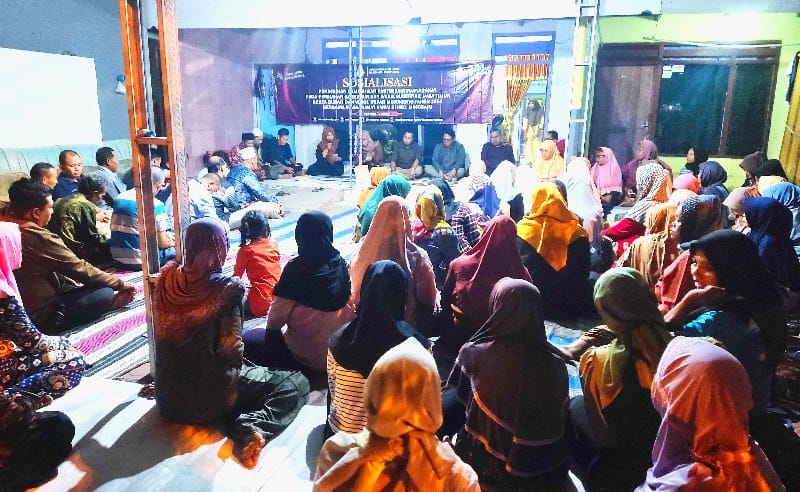 Sosialisasi KPU dan Bawaslu Kabupaten Mojokerto di Desa Randubangu, Mojosari, Senin (15/7/2024) malam. (Alief Wahdana/kabarterdepan.com) 