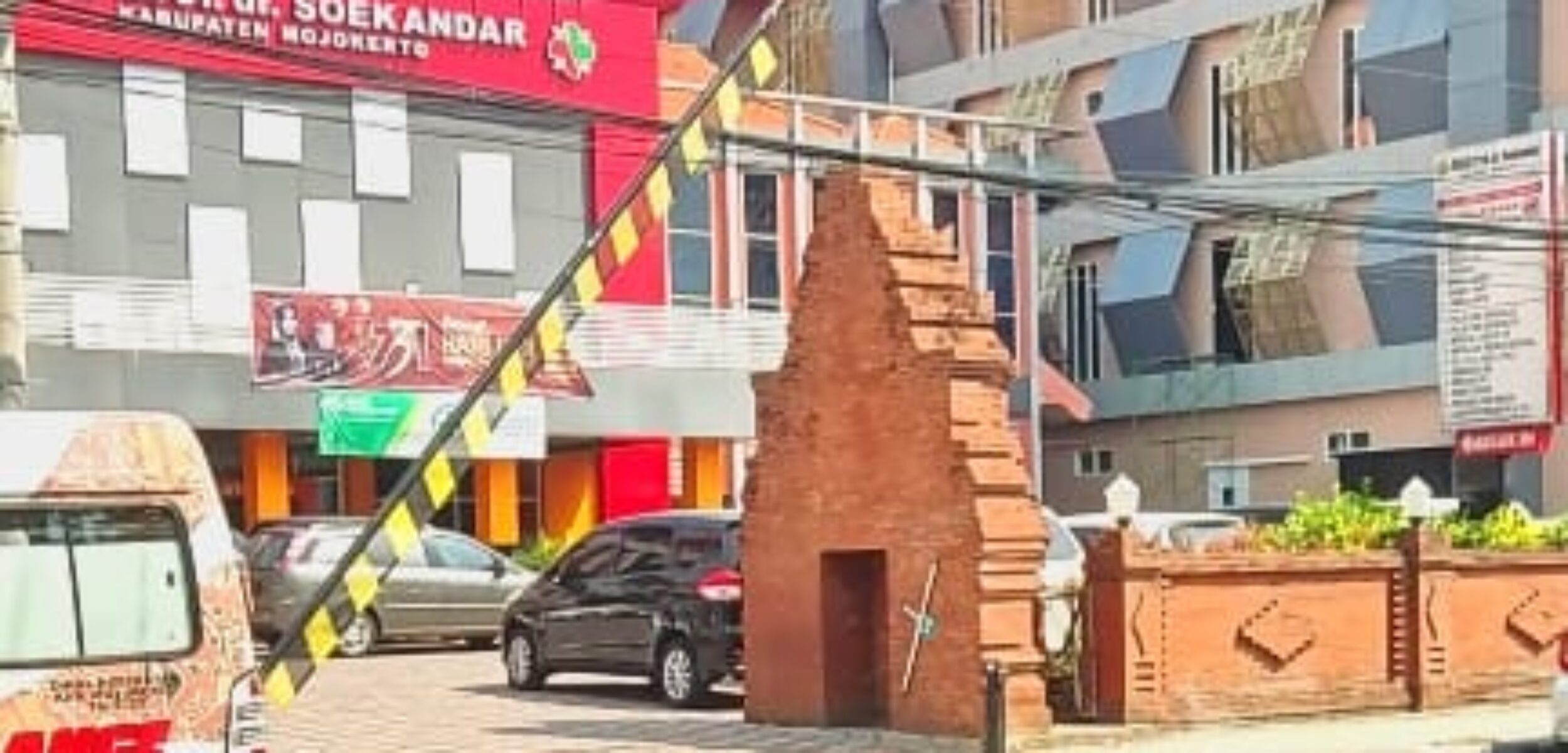 RSUD dr. Soekandar Mojosari tampak dari depan. (Alief Wahdana/kabarterdepan.com)