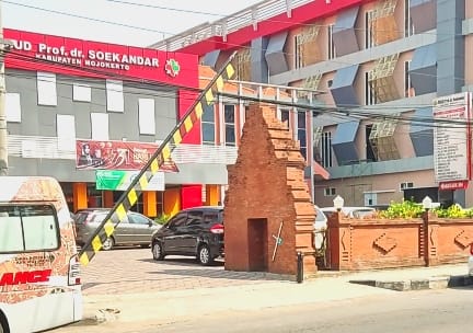 RSUD dr. Soekandar Mojosari tampak dari depan. (Alief Wahdana/kabarterdepan.com)