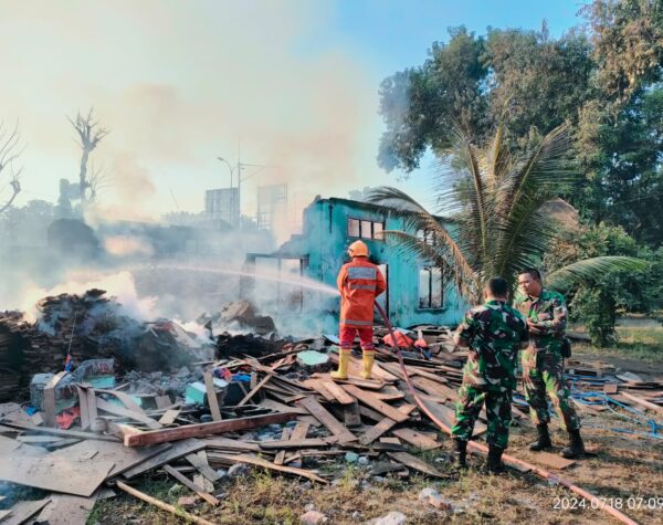 Gudang Perabotan di Kompleks Denzibang 021/V Terbakar, 8 Damkar Dikerahkan