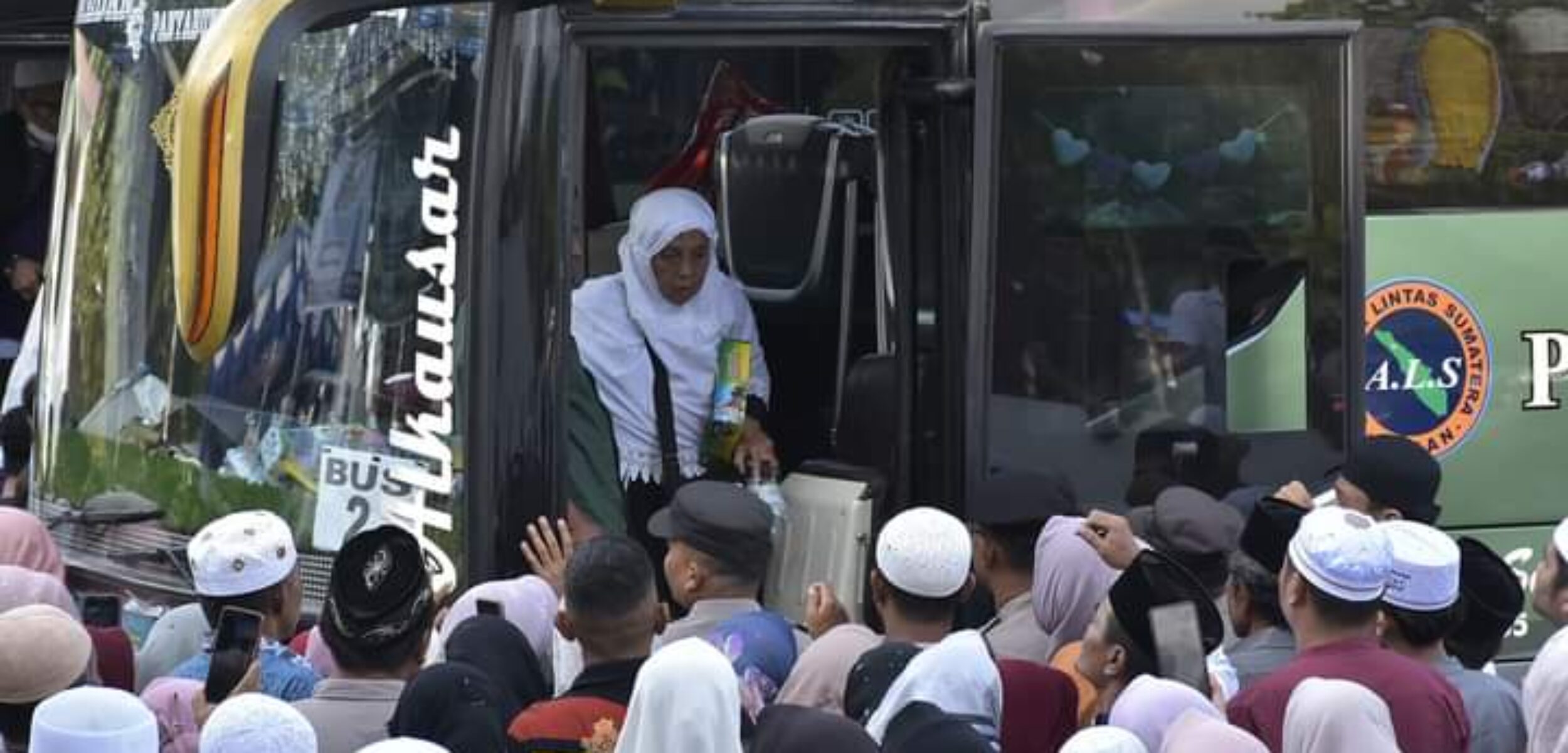Sekda Madina saat menyambut kedatangan jemaah haji kloter 21, Kamis (18/7/2024). (Suhartono/kabarterdepan.com)