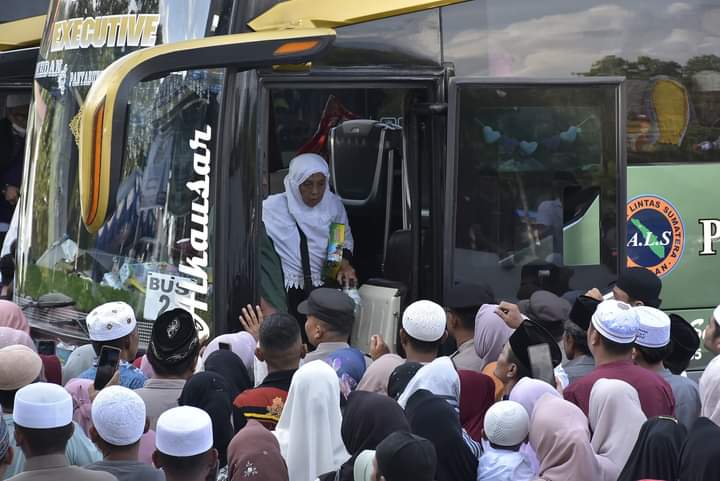 Sekda Madina saat menyambut kedatangan jemaah haji kloter 21, Kamis (18/7/2024). (Suhartono/kabarterdepan.com) 