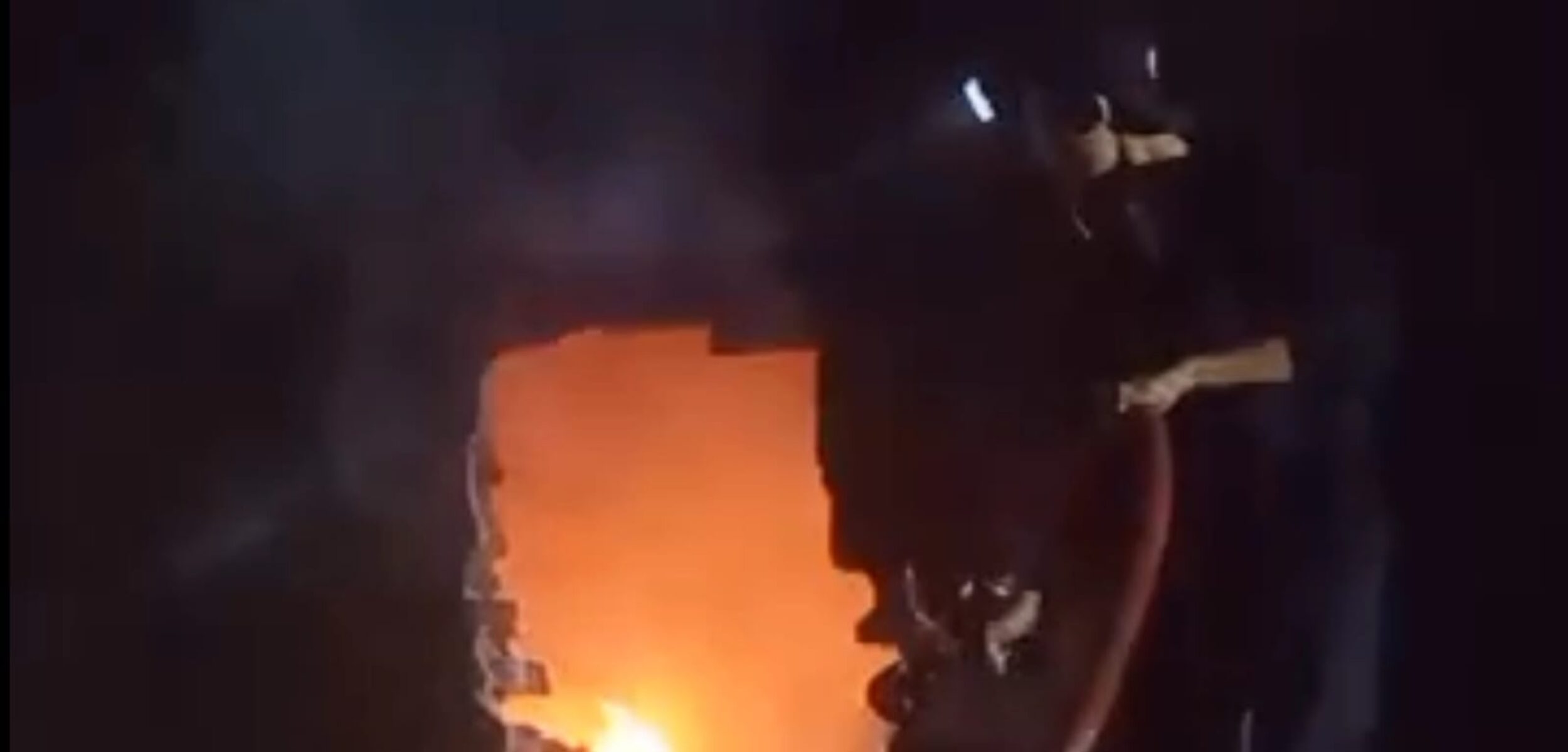 Petugas pemadam kebakaran memadamkan api yang membakar rumah. (Andy/kabarterdepan.com)