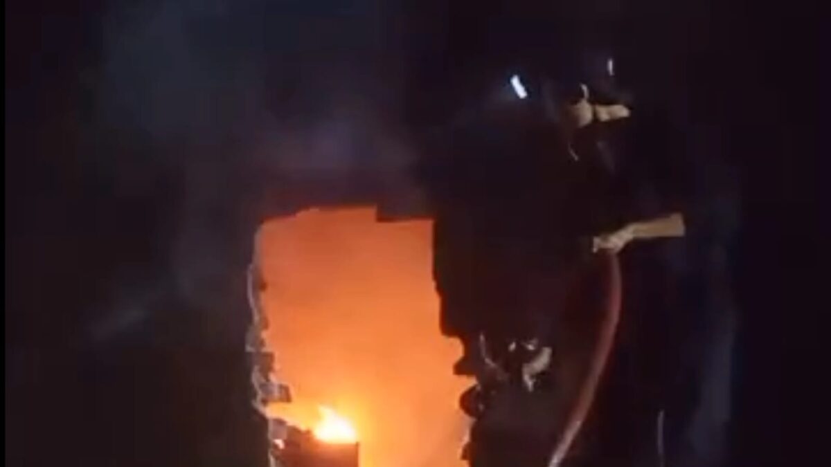 Petugas pemadam kebakaran memadamkan api yang membakar rumah. (Andy/kabarterdepan.com) 