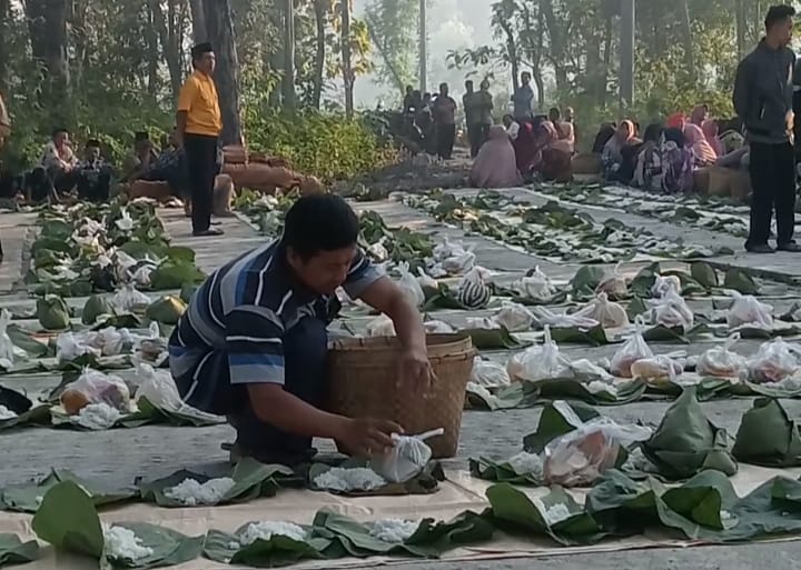 Pembagian makanan beralaskan daun Jati warnai prosesi nyadran di punden pucanganom, Dusun Guli Desa Gemantar Kecamatan Mondokan Kabupaten Sragen. (Masrikin/kabarterdepan.com)