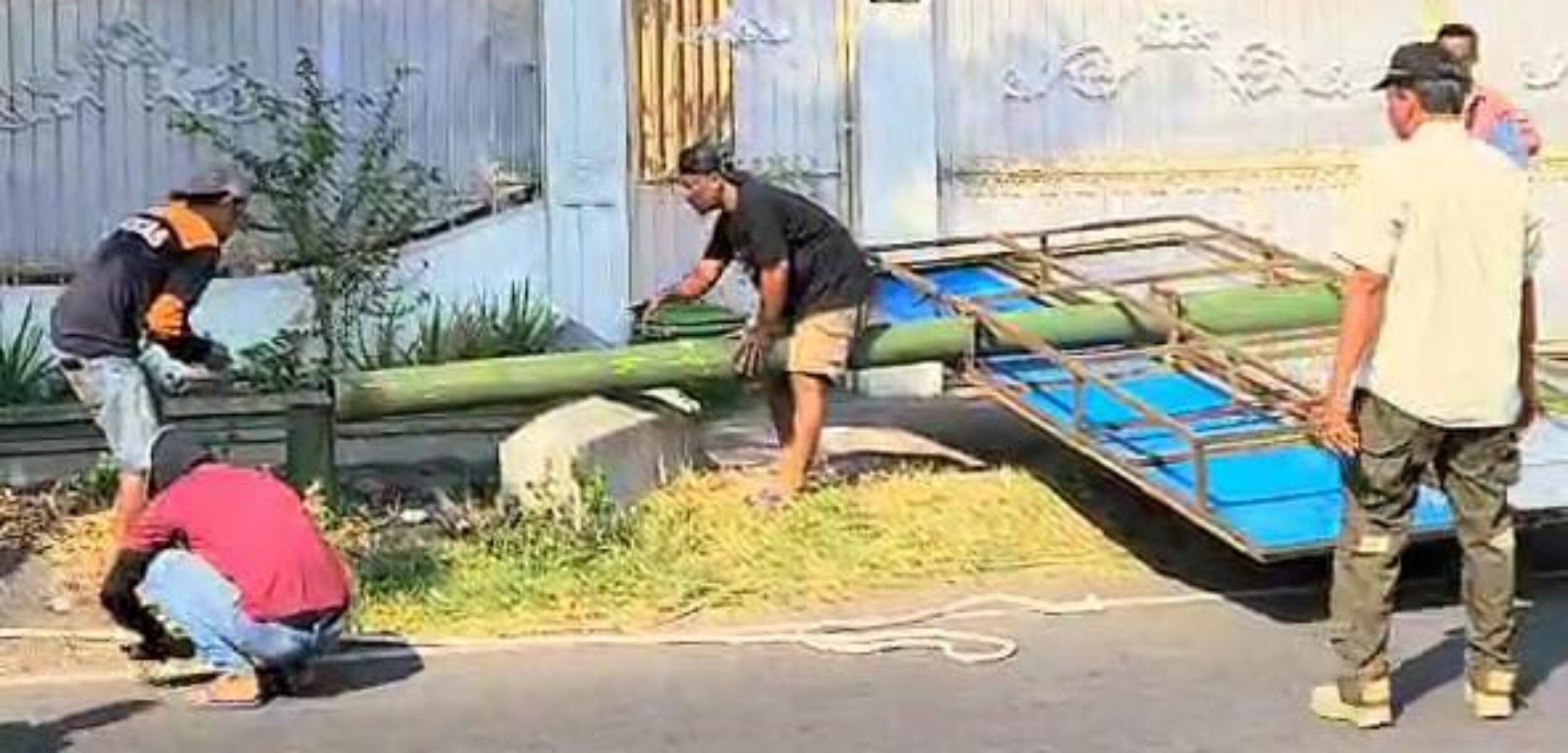 Petugas Satpol PP Kabupaten Mojokerto merobohkan reklame di Jalan Raya Pacing Kecamatan Bangsal, Kabupaten Mojokerto (Andy / Kabarterdepan.com)