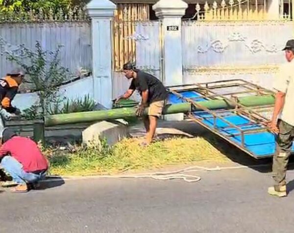 Tak Kantongi Izin, 5 Baliho Berukuran Besar di Mojokerto Dirobohkan Satpol PP