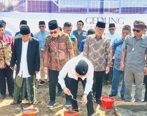 Pj Gubernur Jatim dan Wakil Ketua MPR RI Hadiri Peletakan Batu Pertama Peresmian Gedung Kampus Universitas KH Abdul Chalim di Mojokerto