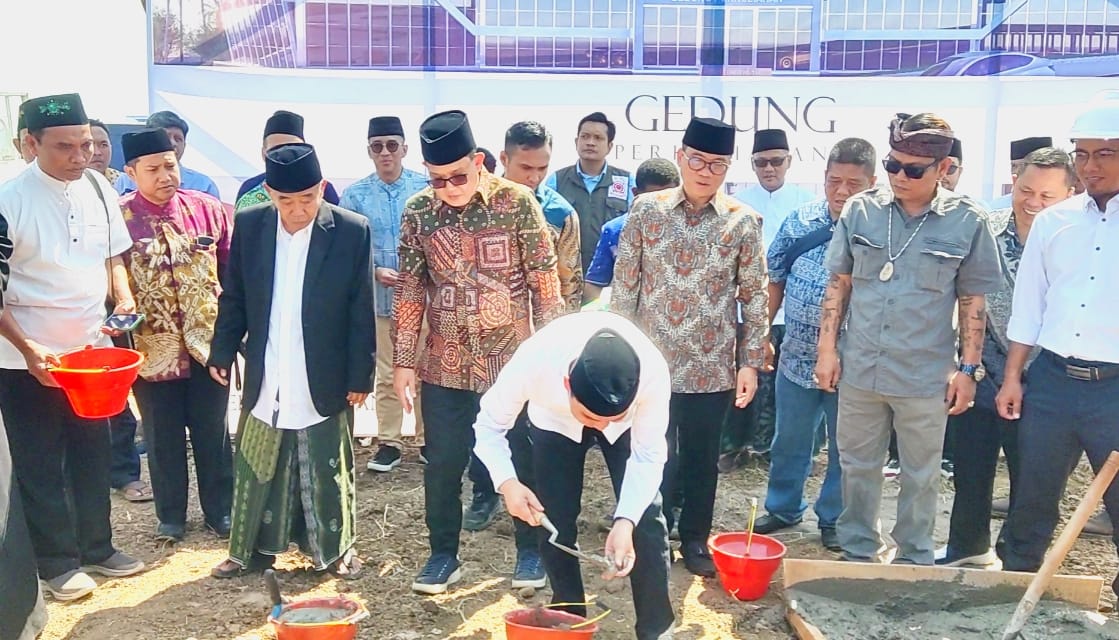 IMG 20240720 WA0047 1 Pj Gubernur Jatim Adhy Karyono sesaat setelah meletakkan Batu Pertama Gedung Universitas KH. Abdul Chalim Pacet Mojokerto. (Alief Wahana/kabarterdepan.com)
