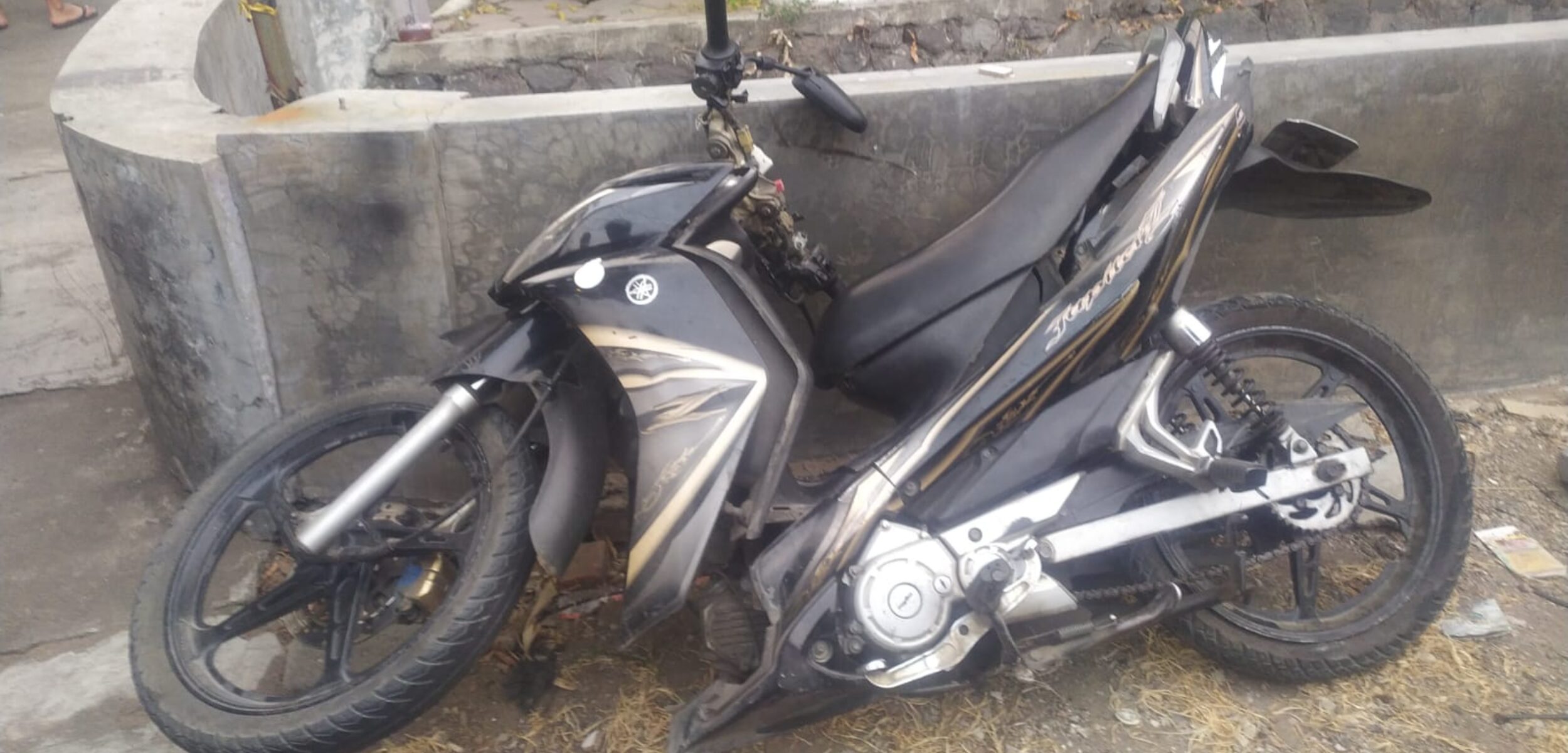 Yamaha Jupiter Ringsek Setelah Ditabrak Innova dan Nabrak Truk Tangki Air