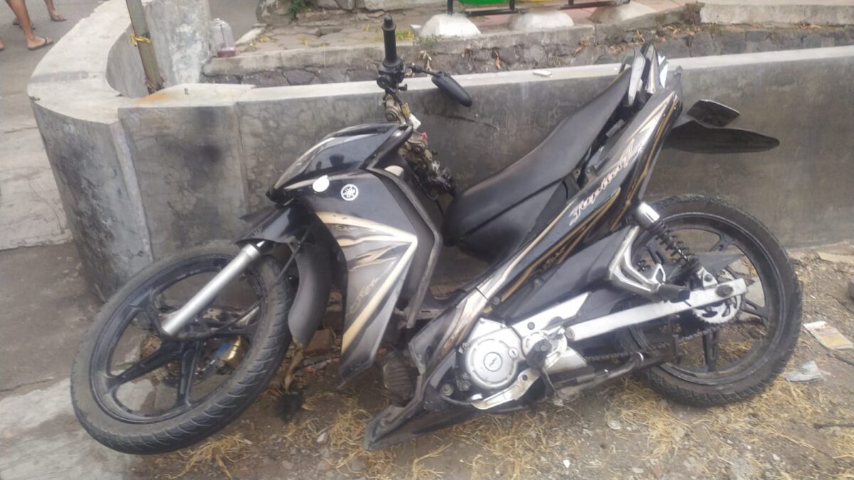 Kondisi Yamaha Jupiter ringsek usai bertabrakan di Jalan Raya Pemuda, Desa Seduri, Kecamatan Mojosari, Kabupaten Mojokerto sekitar pukul 17.00 WIB (Andy / Kabarterdepan.com)