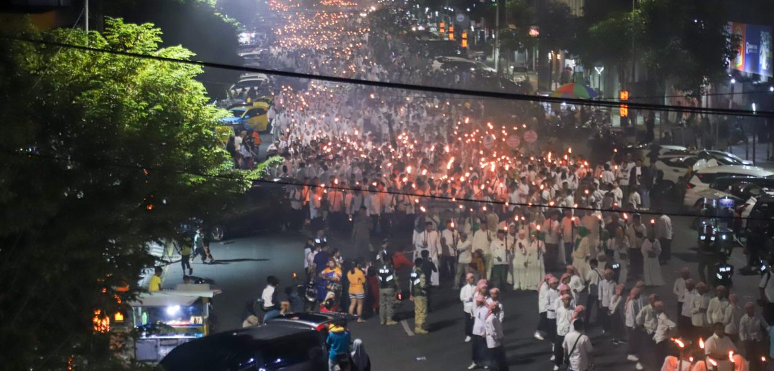 Pawai obor sambut tahun baru islam di Jember, Jumat (19/7/2024) malam. (Lana/kabarterdepan.com)