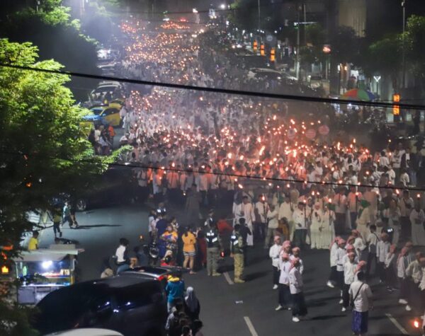 Ribuan Pelajar di Jember Pawai Obor Peringati Tahun Baru Islam 1446 Hijriah