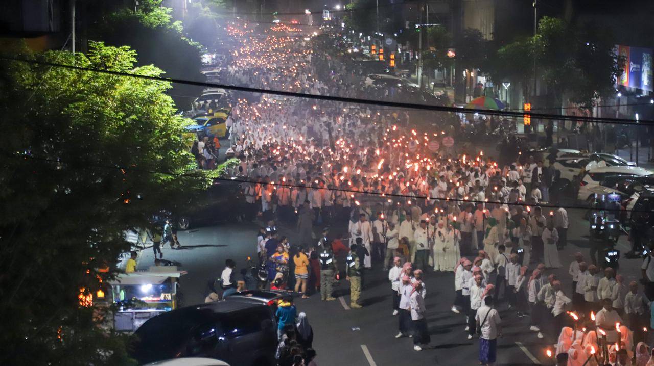 Pawai obor sambut tahun baru islam di Jember, Jumat (19/7/2024) malam. (Lana/kabarterdepan.com) 