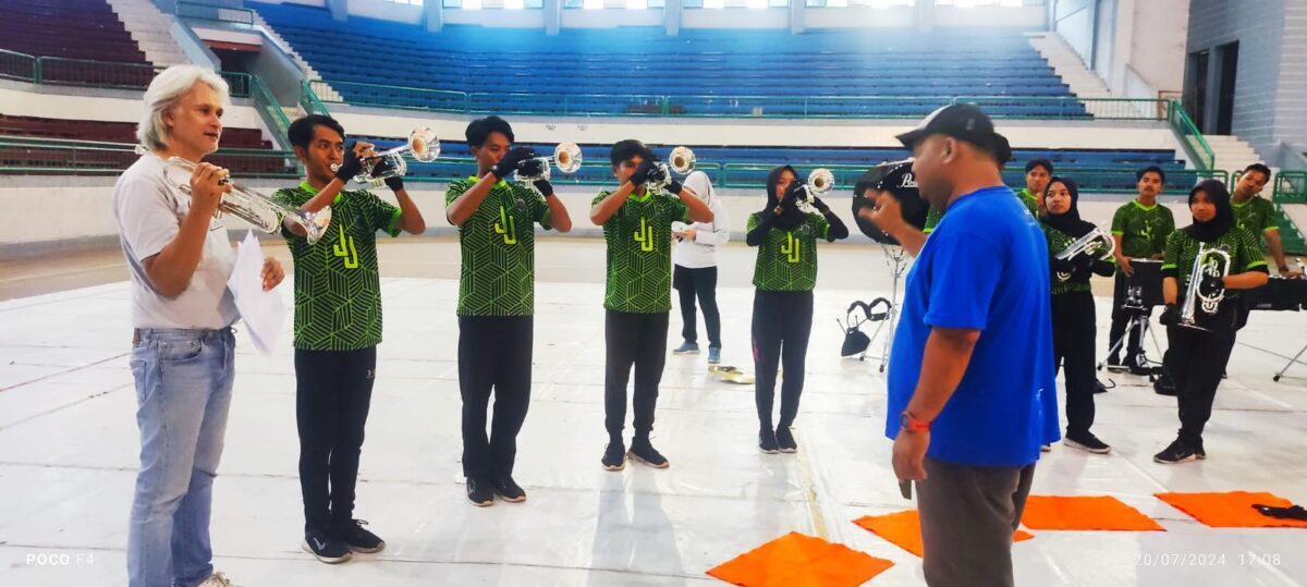 Pelatih terompet Eric Awuy asal Swis bersama atlet Drumband PON Jatim. (Lana/kabarterdepan.com) 