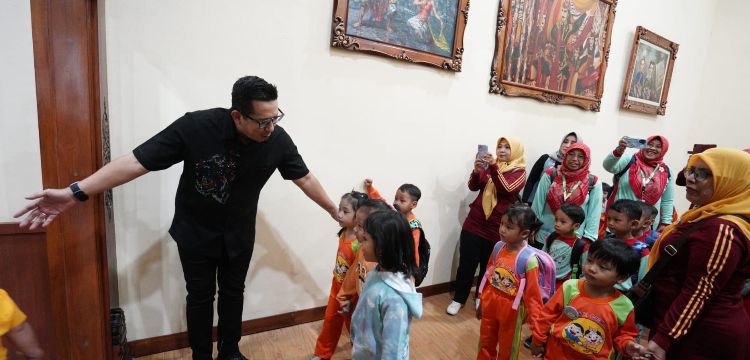 Mas Pj, Moh Ali Kuncoro menyambut anak-anak yang sedang berwisata edukasi sejarah dan budaya (Diskominfo Kota Mojokerto)