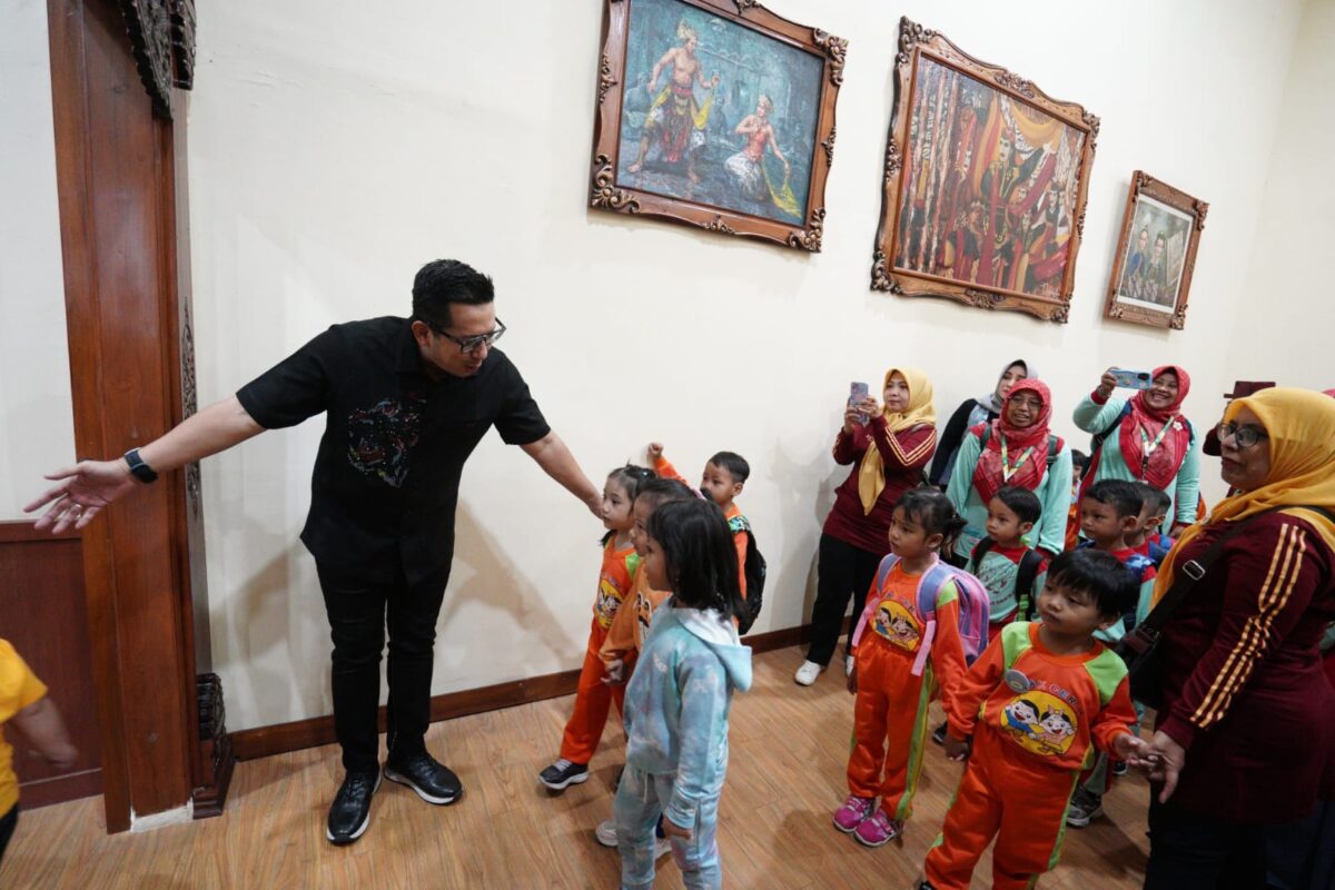 Mas Pj, Moh Ali Kuncoro menyambut anak-anak yang sedang berwisata edukasi sejarah dan budaya (Diskominfo Kota Mojokerto) 