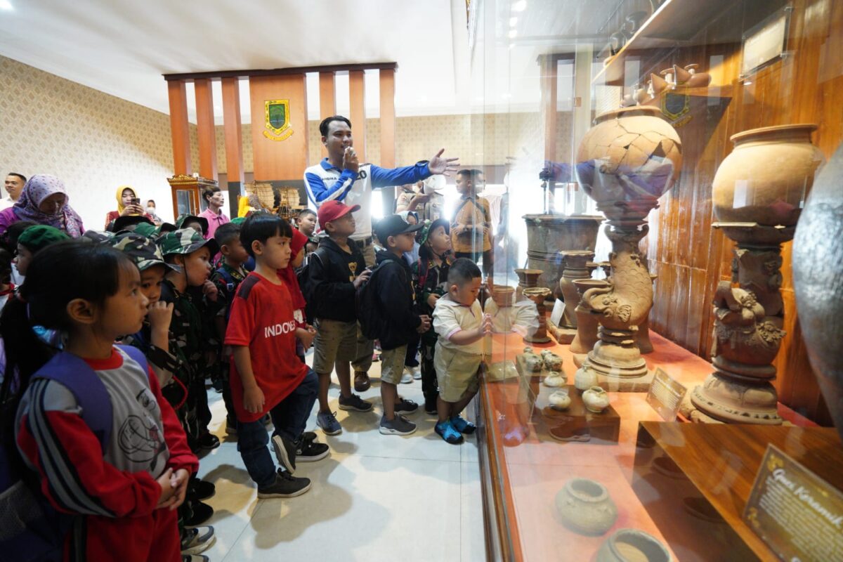 Anak-anak melihat peninggalan bersejarah dari Kerajaan Majapahit yang berada di ruang tunggu Balai Kota Mojokerto (Diskominfo Kota Mojokerto) 