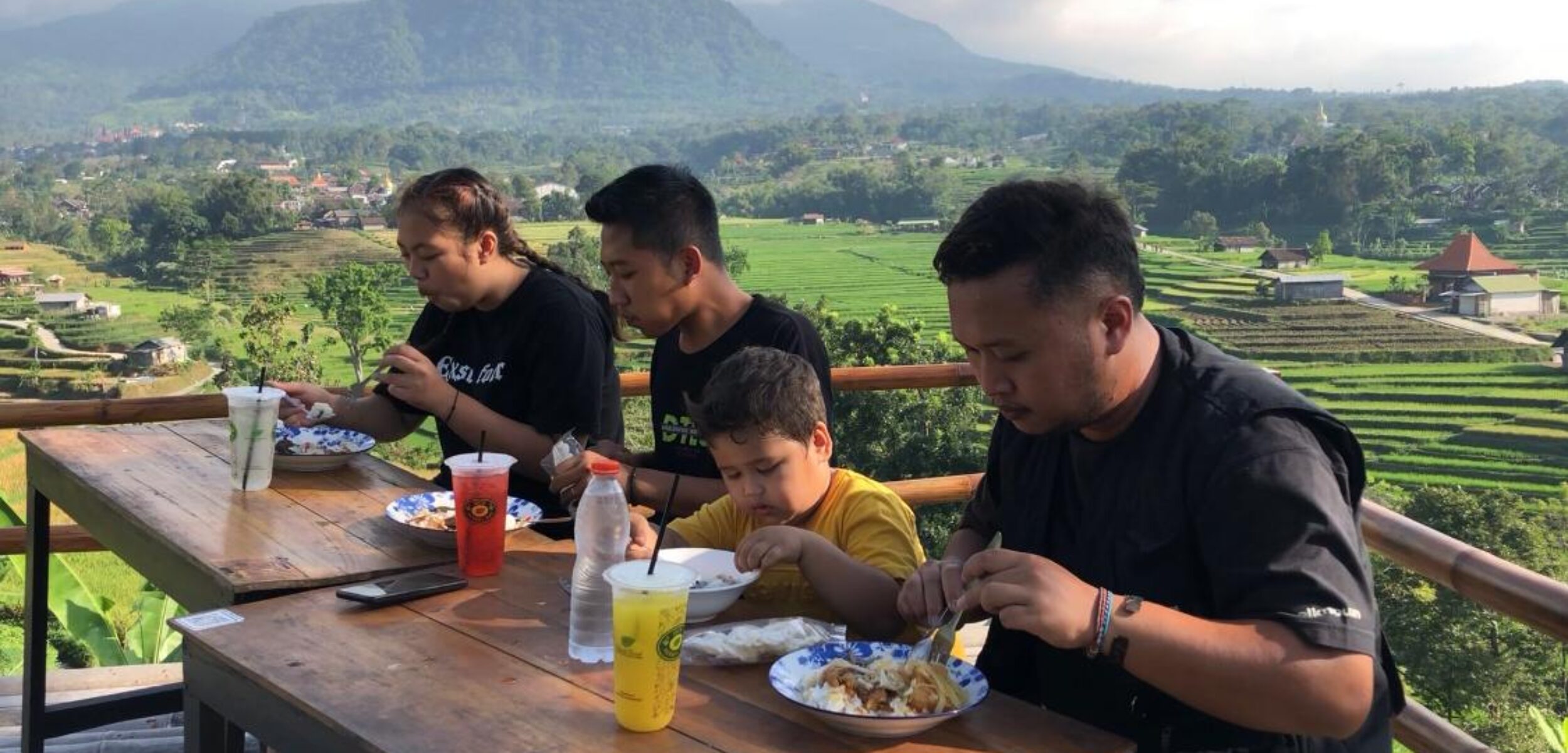 Sensasi pengunjung saat makan sambil berada di atas persawahan, Trawas Mojokerto (Andy / Kabarterdepan.com)