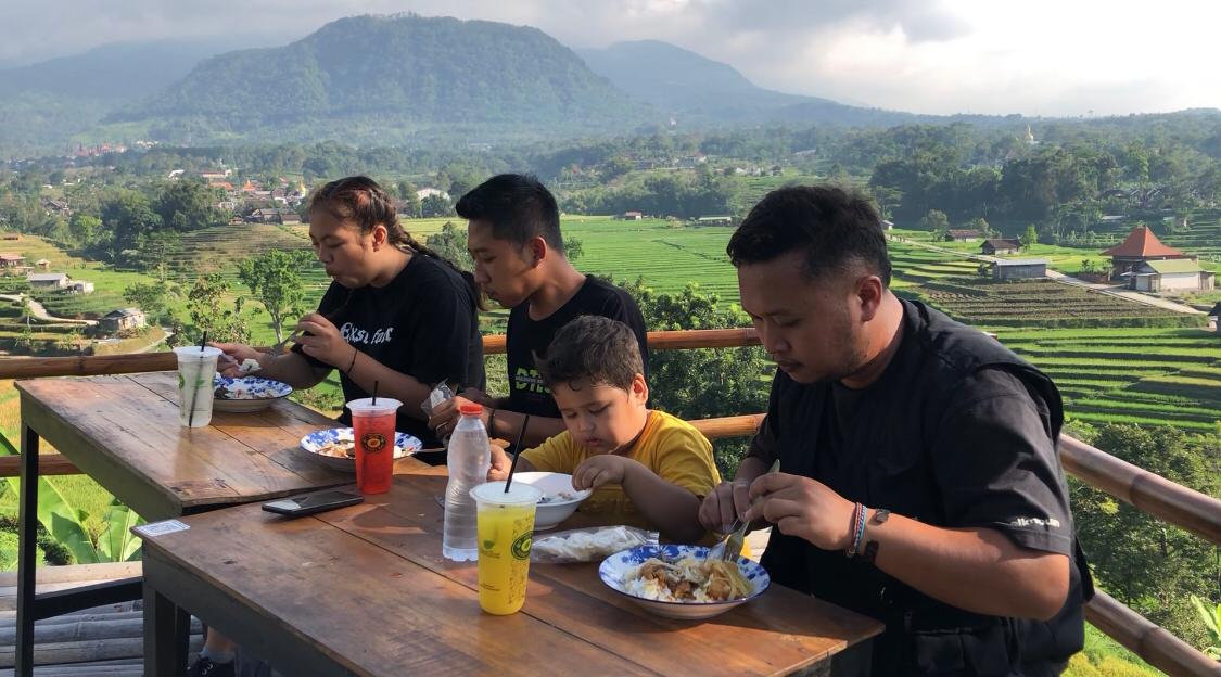 Sensasi pengunjung saat makan sambil berada di atas persawahan, Trawas Mojokerto (Andy / Kabarterdepan.com)