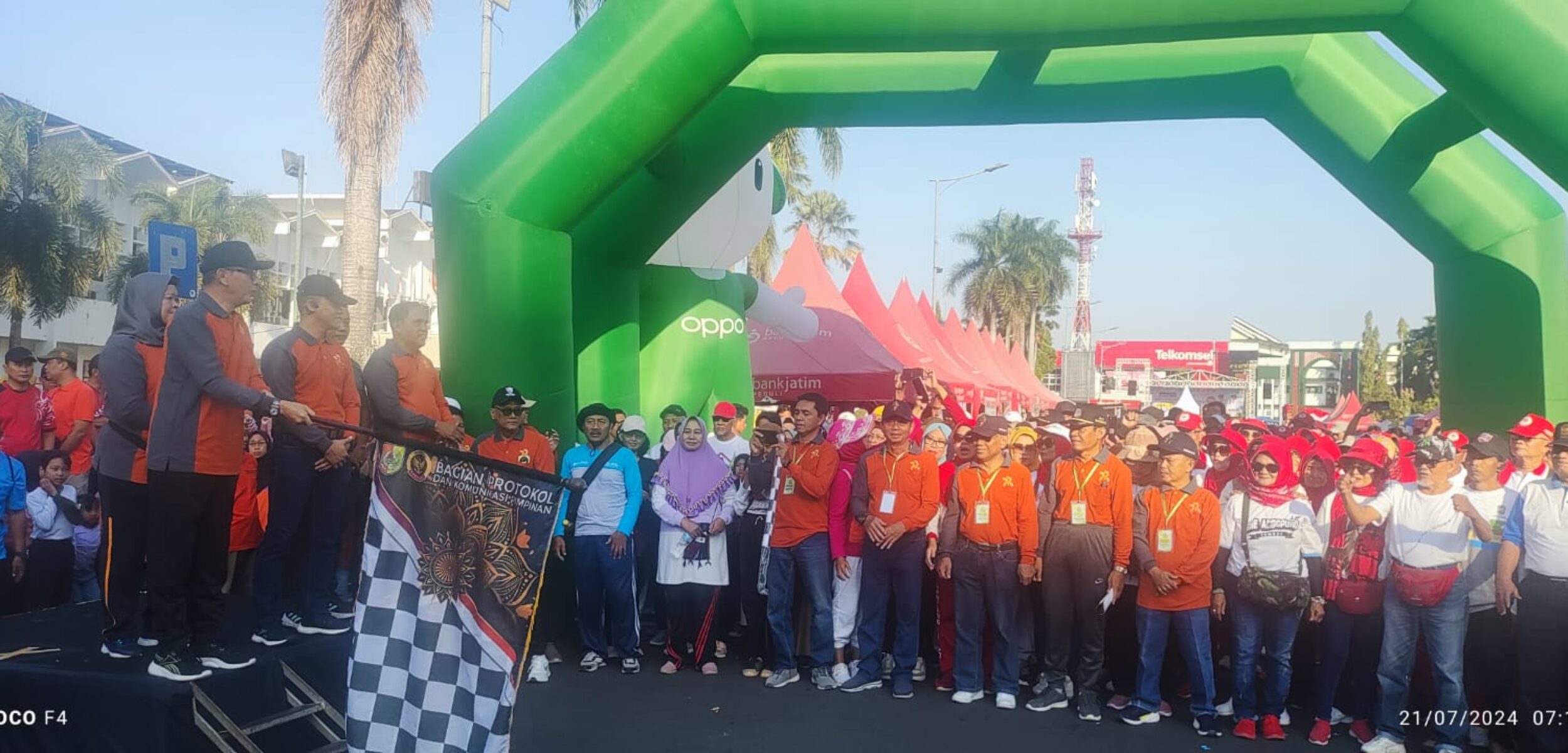 Jalan sehat di Jember peribgati hari Koperasi, Minggu (21/7/2024). (Lana/kabarterdepan.com)