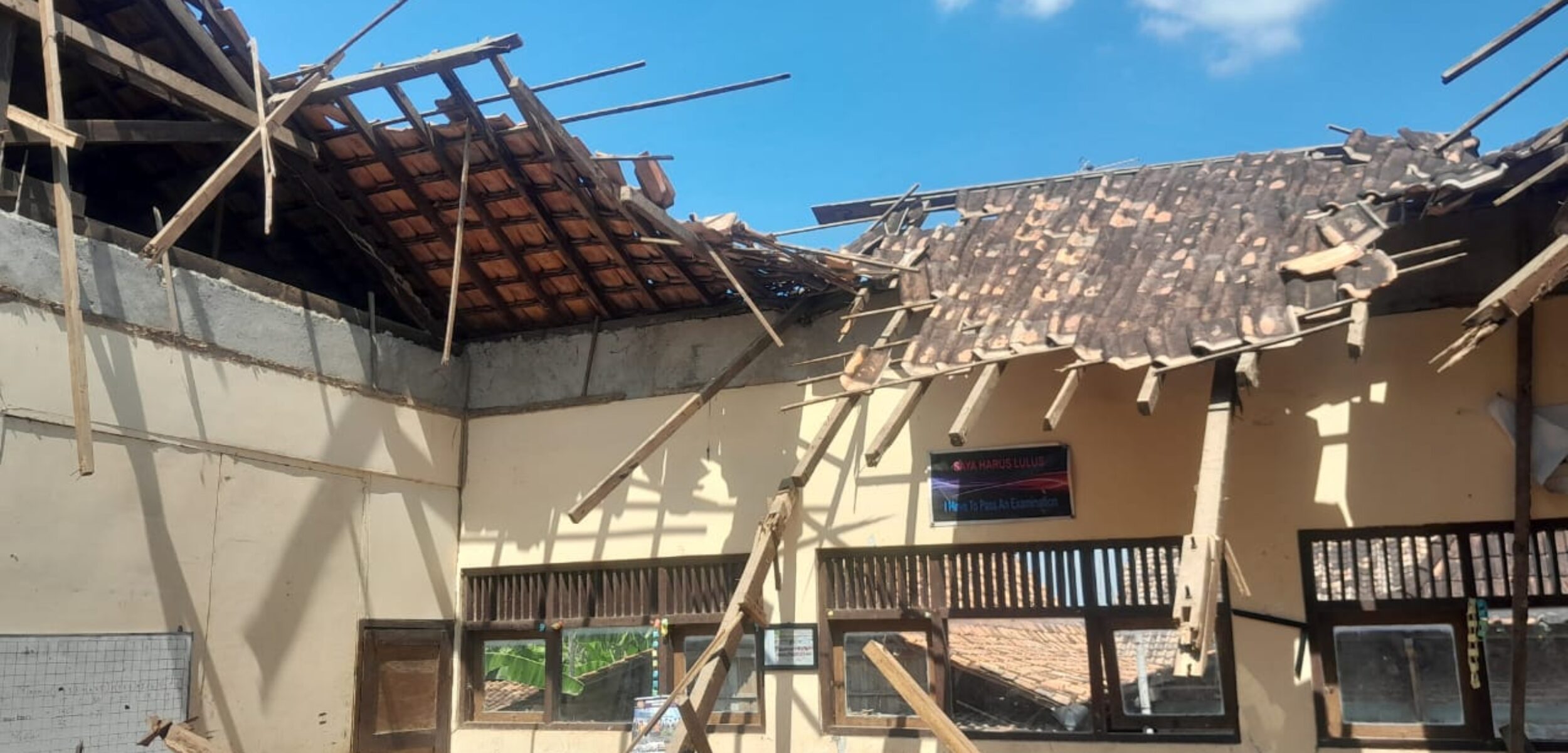 Kondisibkerusakan salah satu ruangan divSDN 1 Gedangan, Kecamatan Wirosari, kabupaten Grobogan. (Masrikin/kabarterdepan.com)