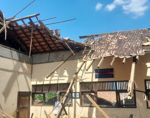 Atap Sekolah di Grobogan Ambruk, Sebagian Siswa SD Terancam Belajar di Luar Kelas