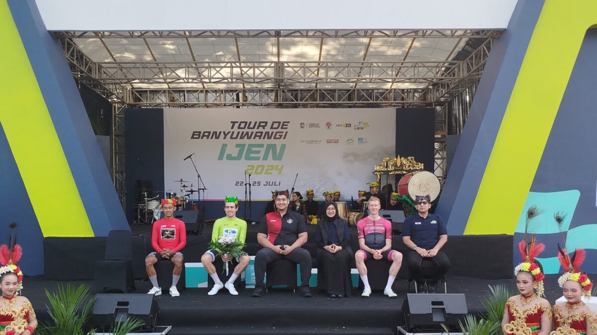 Menpora saat menghadiri penyerahan tropi juara International Tour de Banyuwangi Ijen (ITdBI), Senin (22/7/2024). (Putri/kabarterdepan.com) 