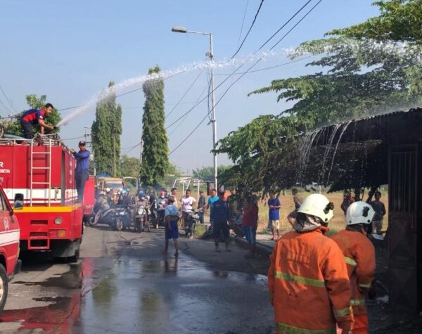 Pemotor Tabrak Lapak Bensin hingga Terbakar, 2 Orang Dilarikan ke Rumah Sakit