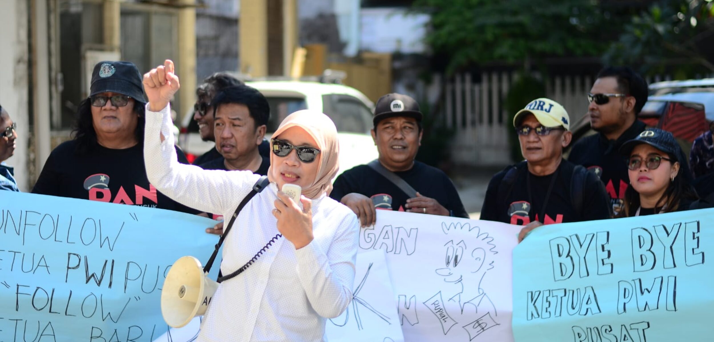 Puluhan wartawan di Jawa Timur tuntut Kongrea Luar Biasa di PWI Pusat, Senin (21/7/2024). (Redaksi/kabarterdepan.com)