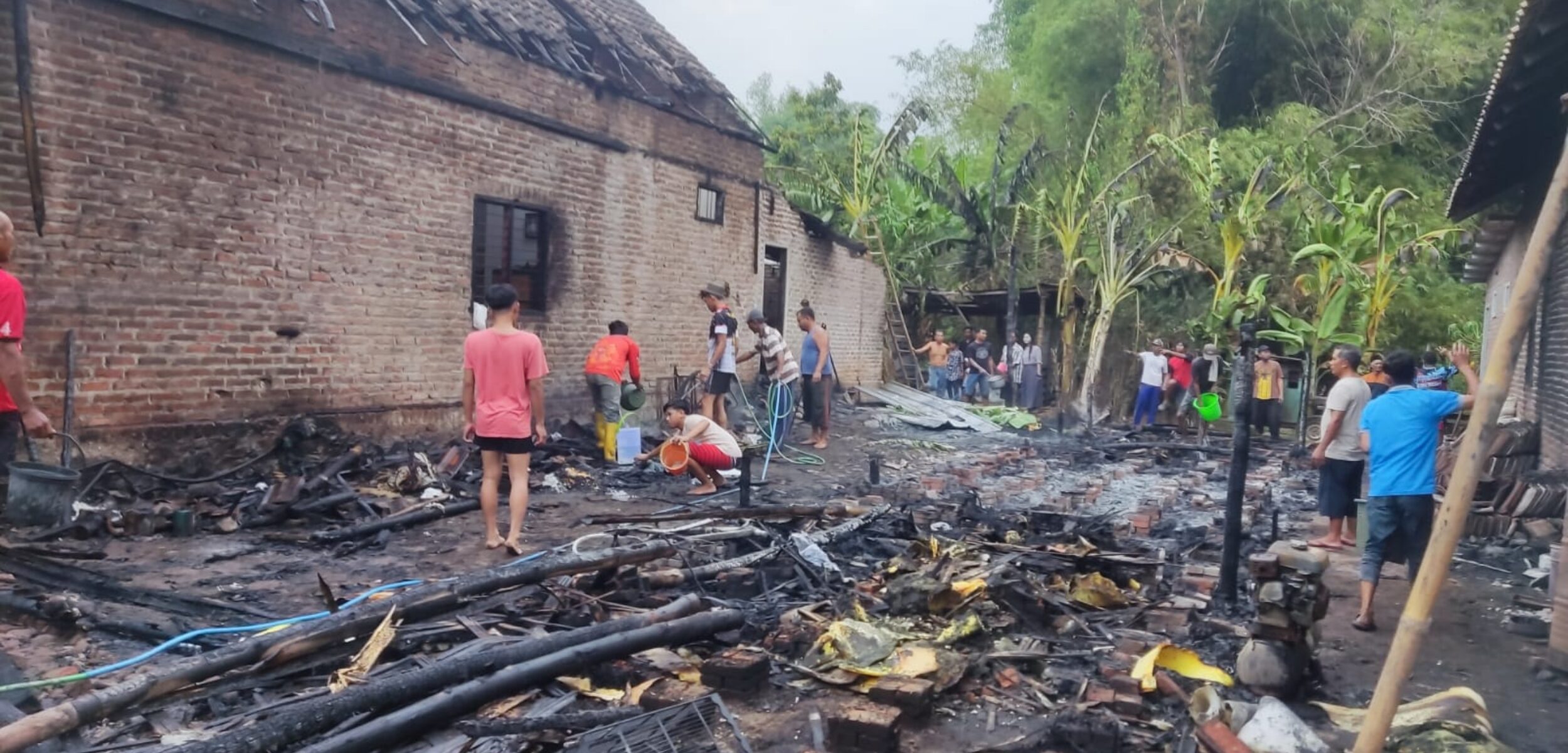 Kondisi gudang spon di Desa Modongan, Kecamatan Sooko, Kabupaten Mojokerto rata dengan tanah setelah ludes terbakar, Selasa (23/7/2024) sore sekitar pukul 16.00 WIB (Andy / Kabarterdepan.com)