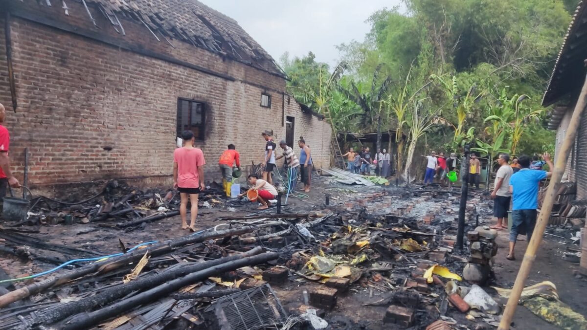 Kondisi gudang spon di Desa Modongan, Kecamatan Sooko, Kabupaten Mojokerto rata dengan tanah setelah ludes terbakar, Selasa (23/7/2024) sore sekitar pukul 16.00 WIB (Andy / Kabarterdepan.com)