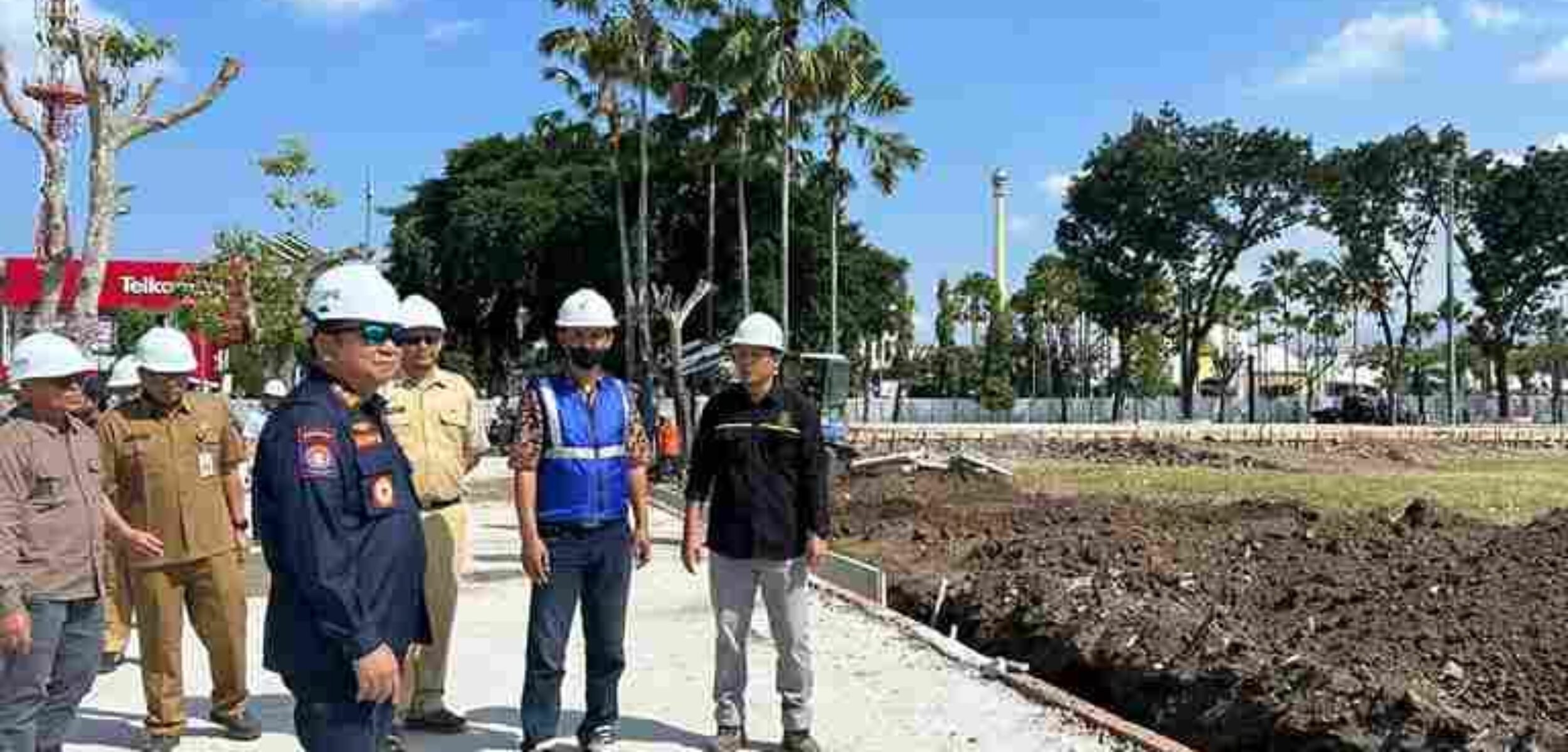 Bupati Jember Hendy Siswanto saat menjbjau progres pembangunan alun-alun Jember. (Lana/kabarterdepan.com)