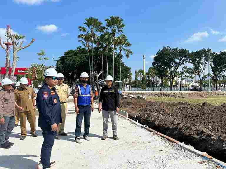 Bupati Jember Hendy Siswanto saat menjbjau progres pembangunan alun-alun Jember. (Lana/kabarterdepan.com) 