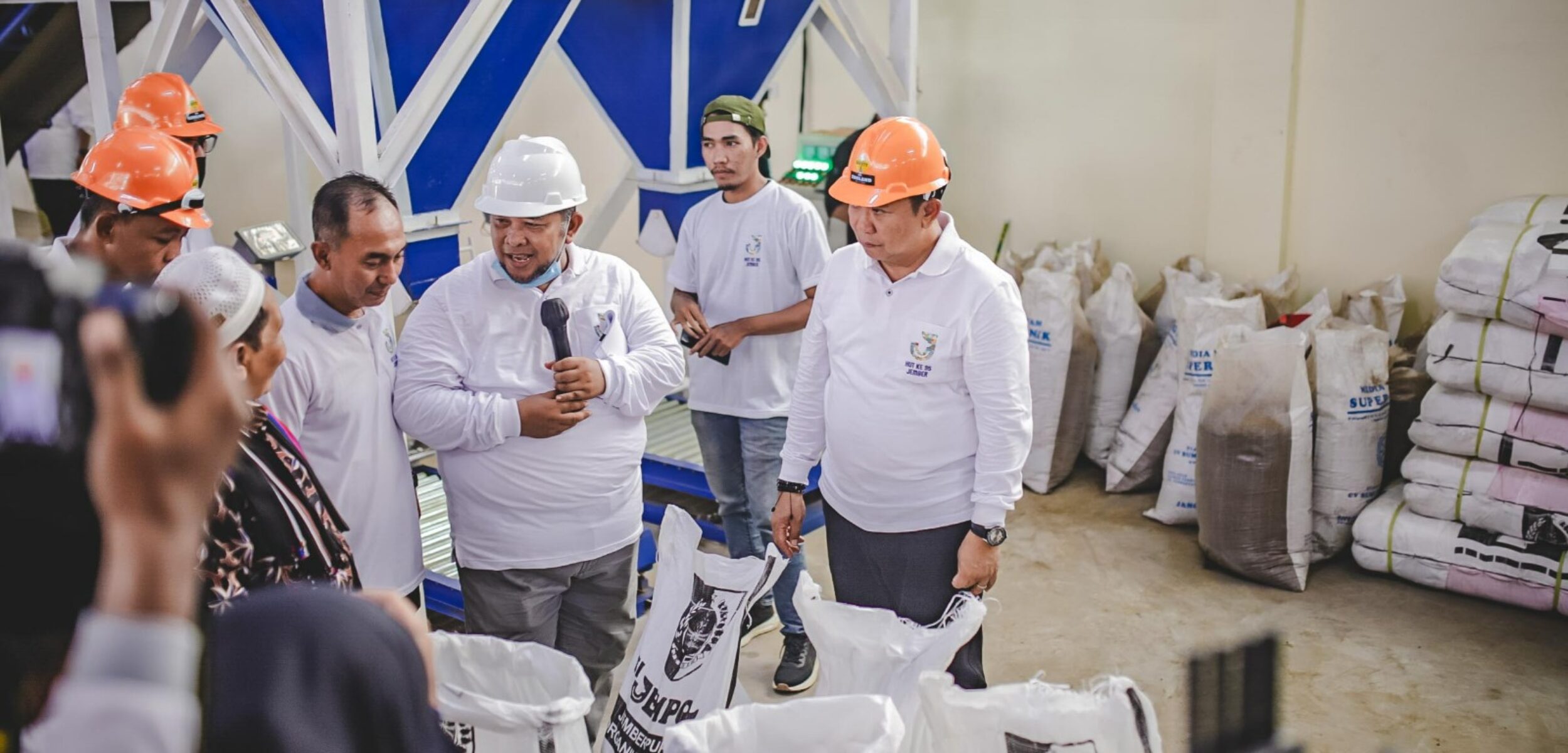 Bupati Jember Hebsy Siswanto menjelaskan keunggulan pupuk Si Jempol. (Lana/kabarterdepan.com)