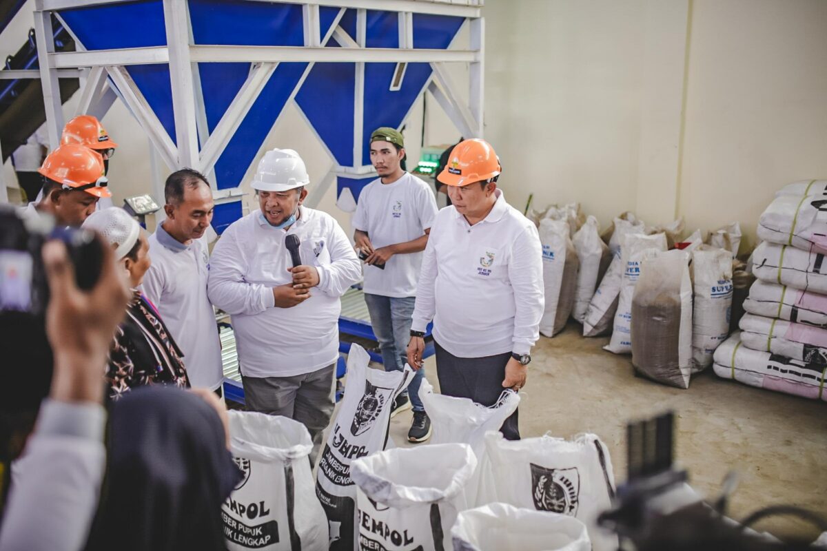 Bupati Jember Hebsy Siswanto menjelaskan keunggulan pupuk Si Jempol. (Lana/kabarterdepan.com) 