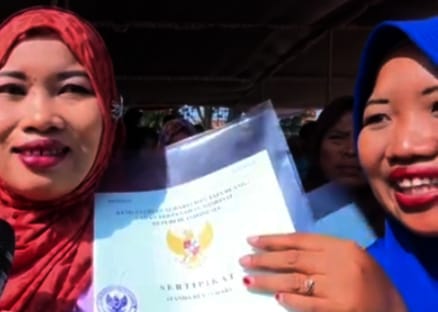 Senyum masyarakat saat menerima sertifikat program PTSL di Kabupaten Grobogan.(Masrikin/kabarterdepan.com)