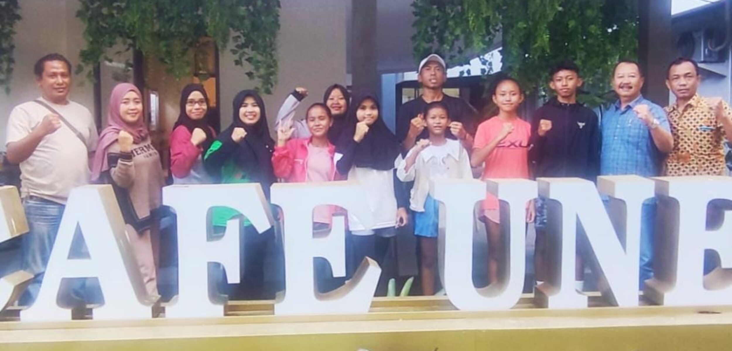 Foto bersama atlet tenis yunior Jember bersama pengurus. (Lana/kabarterdepan.com)