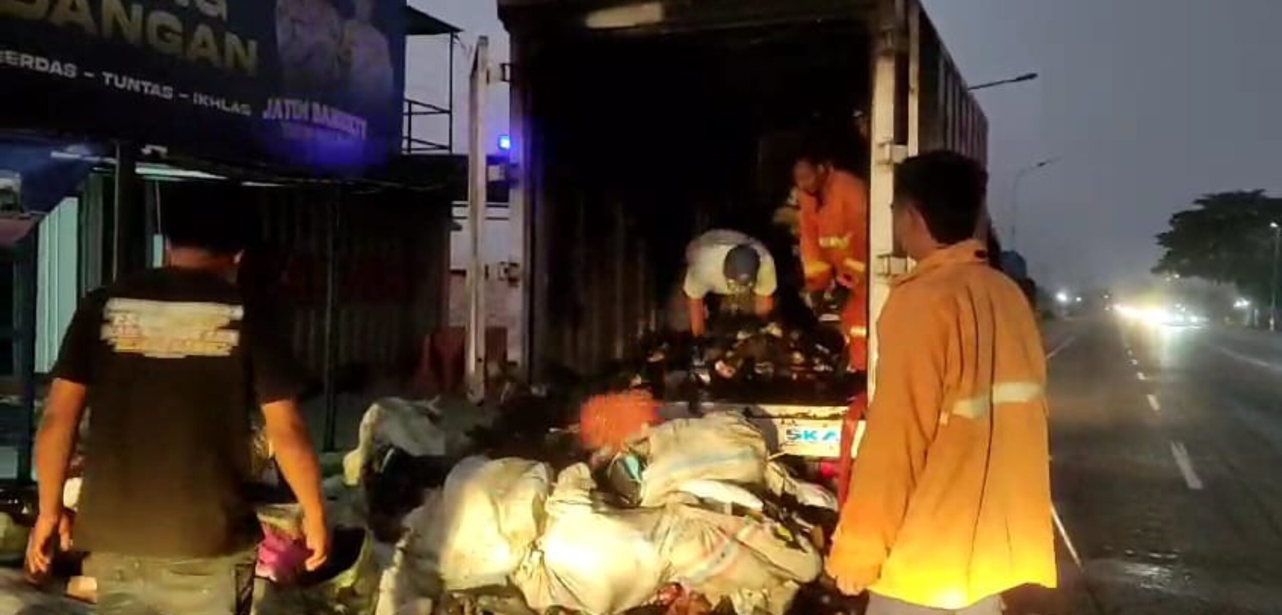 Kondisi barang barang dalam muatan Truk JNT yang hangus terbakar di Jalan Raya Bypas Gunung Gedangan, Kecamatan Magersari, Kota Mojokerto, Kamis (25/7/2024) pagi (Andy / Kabarterdepan.com) 