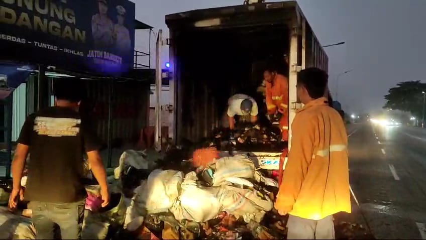 Kondisi barang barang dalam muatan Truk JNT yang hangus terbakar di Jalan Raya Bypas Gunung Gedangan, Kecamatan Magersari, Kota Mojokerto, Kamis (25/7/2024) pagi (Andy / Kabarterdepan.com) 